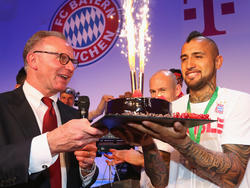 Karl-Heinz Rummenigge hält an Arturo Vidal fest