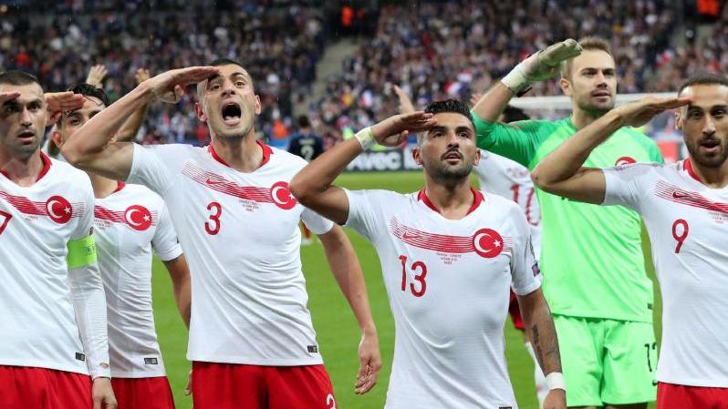 Nach dem Militärgruß in der EM-Qualifikation verhängte die UEFA milde Strafen gegen türkische Nationalspieler