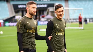 Bis 2020 spielte Shkodran Mustafi (l.) zusammen mit Mesut Özil beim FC Arsenal