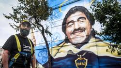 Der Künstler Alfredo Segatori steht vor seinem Wandgemälde im Viertel La Boca zu Ehren des "Goldjungen" Maradona
