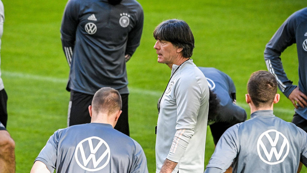 Joachim Löw bereitet sich mit seinem Team auf die Europameisterschaft vor Joachim Löw bereitet sich mit seinem Team auf die Europameisterschaft vor