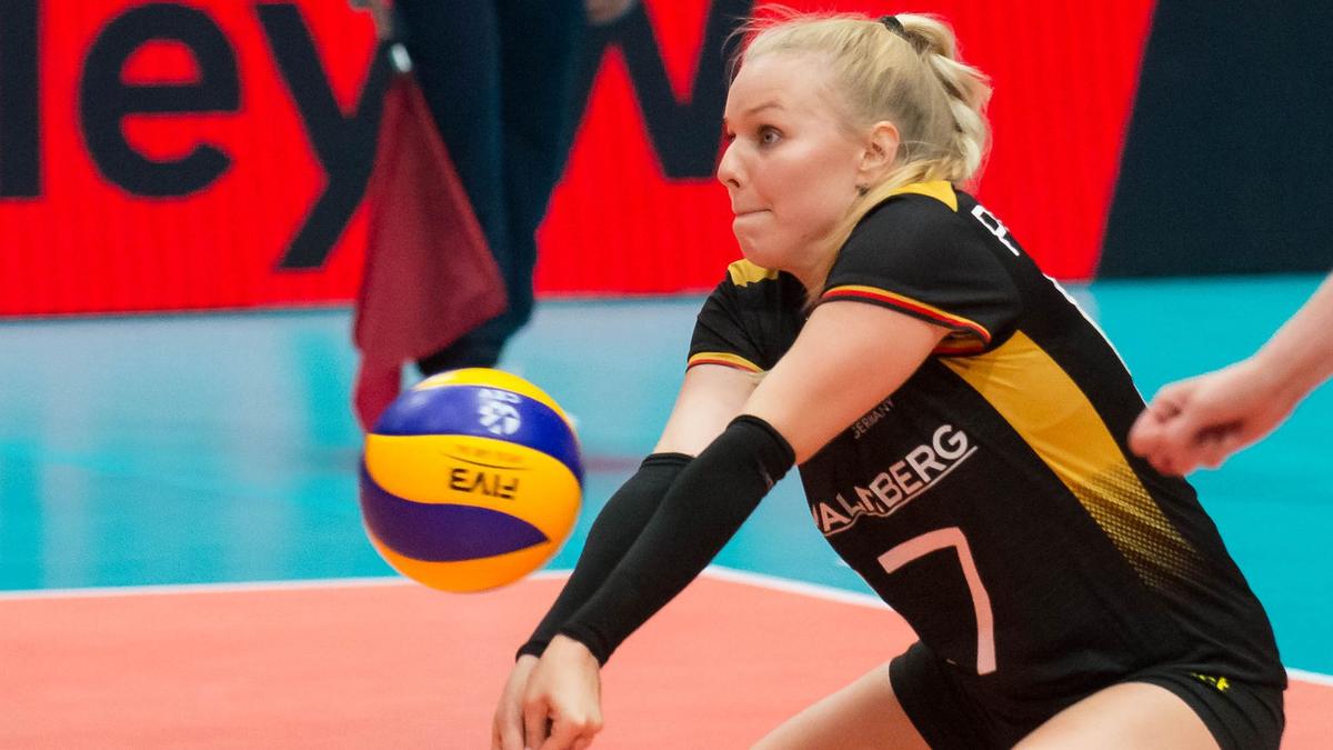 Die deutsche Volleyball-Nationalspielerin Anna Pogany bei der Annahme