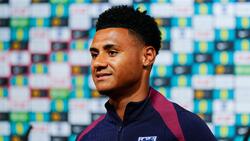 Ollie Watkins bei der Pressekonferenz in Blankenhain
