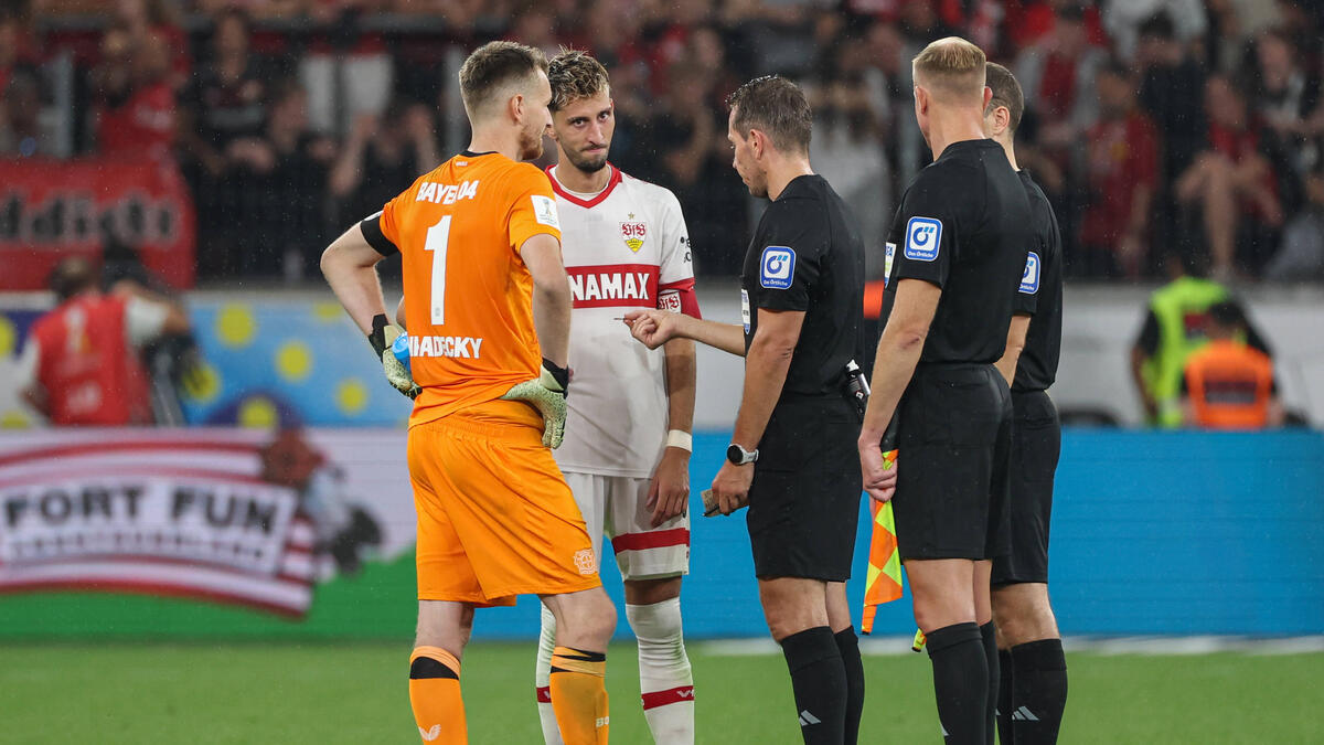 Die übliche Seitenwahl zwischen Bayer Leverkusen und dem VfB Stuttgart fiel vor dem Elfmeterschießen im Supercup aus