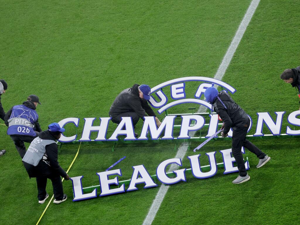 Helfer bauen das Logo der Champions League auf