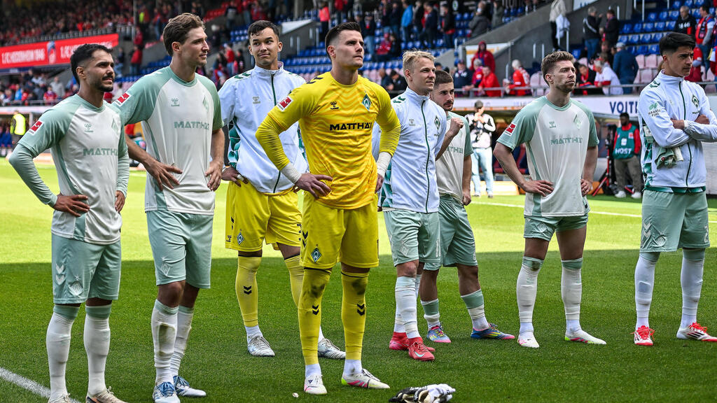 Michael Zetterer (Bildmitte) war zuletzt noch Stammtorwart bei Werder Bremen Michael Zetterer (Bildmitte) war zuletzt noch Stammtorwart bei Werder Bremen
