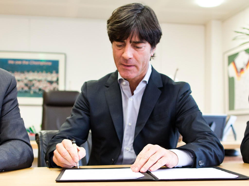 Joachim Löw bei der Vertragsunterschrift