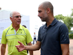 Beckenbauer (l) bedauert, dass Guardiola (r) bei Bayern aufhört