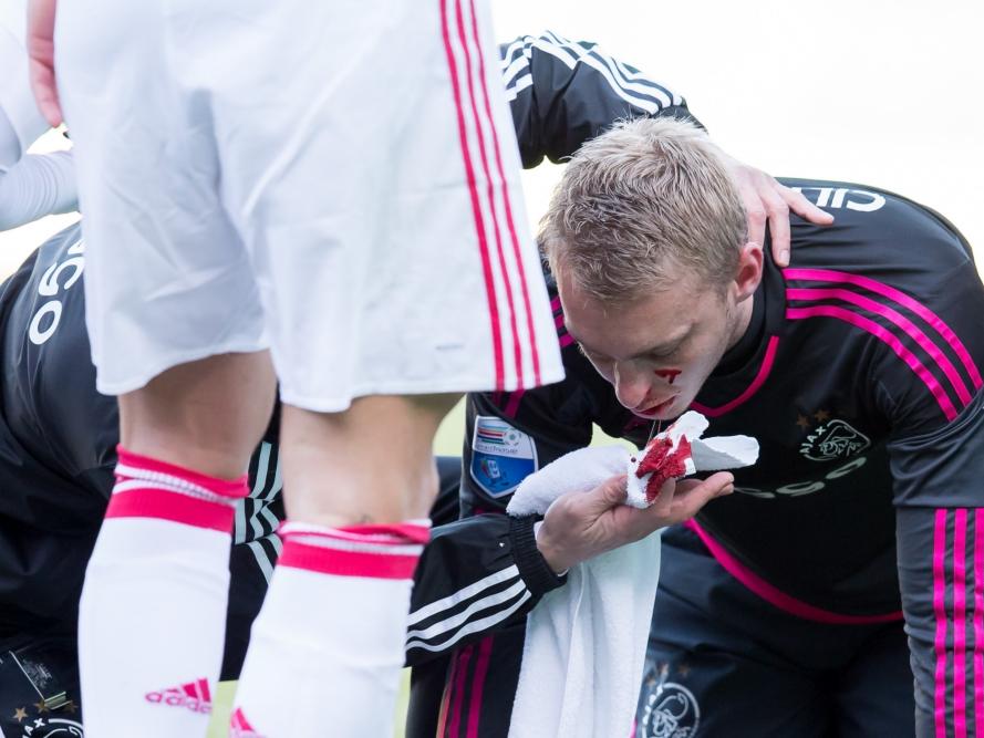 Ajax-doelman Jasper Cillessen heeft een schoen van ADO Den Haag-aanvaller Ruben Schaken in zijn gezicht gekregen en bloed. (17-01-2016)