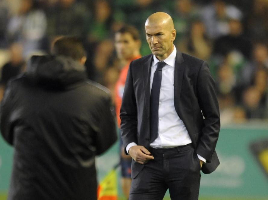 Zinédine Zidane kan niet lachen na het gelijkspel van Real Madrid tegen Real Betis. Het is zijn eerste puntenverlies als hoofdtrainer van de Spaanse club. (24-01-2016)