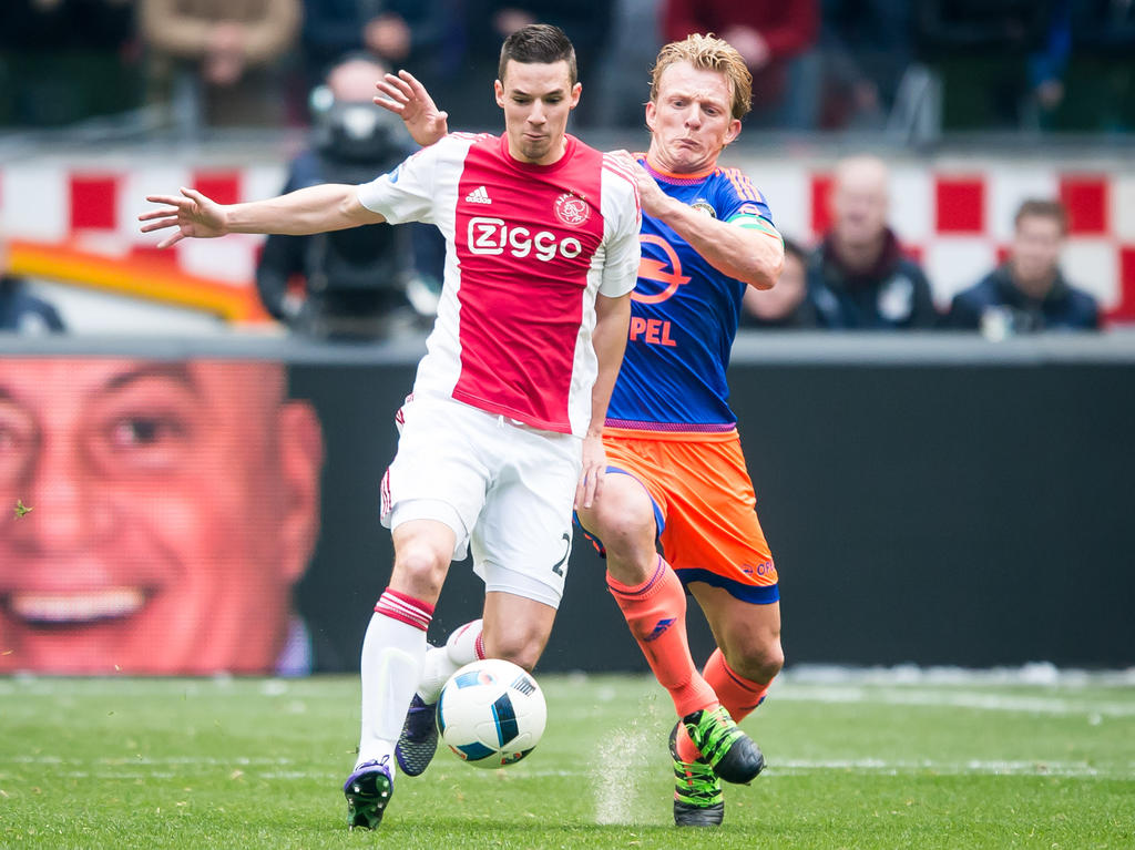 Nick Viergever (l.), die is ingevallen voor de geblesseerde Jaïro Riedewald, wordt tijdens de wedstrijd Ajax - Feyenoord opgejaagd door Dirk Kuyt. (07-02-2016)