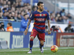 Dani Alves heeft balbezit tijdens het competitieduel Espanyol - FC Barcelona. (02-01-2016)
