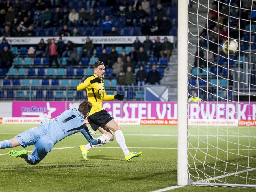 Mats Seuntjens (r.) omspeelt Kees Heemskerk en zet de 3-5 op het scorebord tijdens FC Den Bosch - NAC Breda. (18-03-2016)