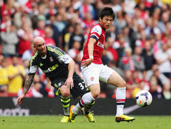 Ryo Miyaichi (r.) passeert Stephen Ireland (l.) tijdens Arsenal - Stoke City. (22-9-2013)