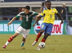 Édison Méndez (dcha.) en un amistoso contra México