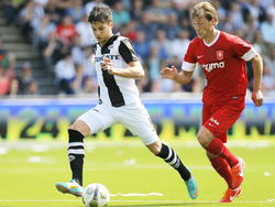 Dario Vujičević (l.) is Willem Janssen te snel af in de wedstrijd Heracles Almelo - FC Twente. De Tukkers haalden Vujičević naar Nederland. (05-05-2013)