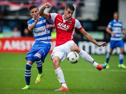 Wesley Hoedt (R.) en Ryan Thomas (L.)  in duel om de bal tijdens AZ Alkmaar - PEC Zwolle. (21-09-2014).