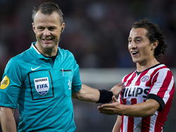 Andrés Guardado (r.) gaat het gesprek aan met scheidsrechter Björn Kuipers (l.) tijdens het competitieduel PSV Eindhoven - AZ Alkmaar. (18-10-2014)
