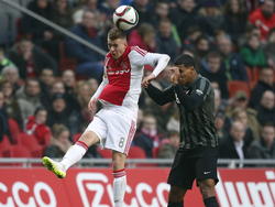 Daley Sinkgraven (l.) niet de grootste speler op het veld tijdens Ajax - FC Twente, wint het kopduel van Darryl Lachman. (15-02-2015)