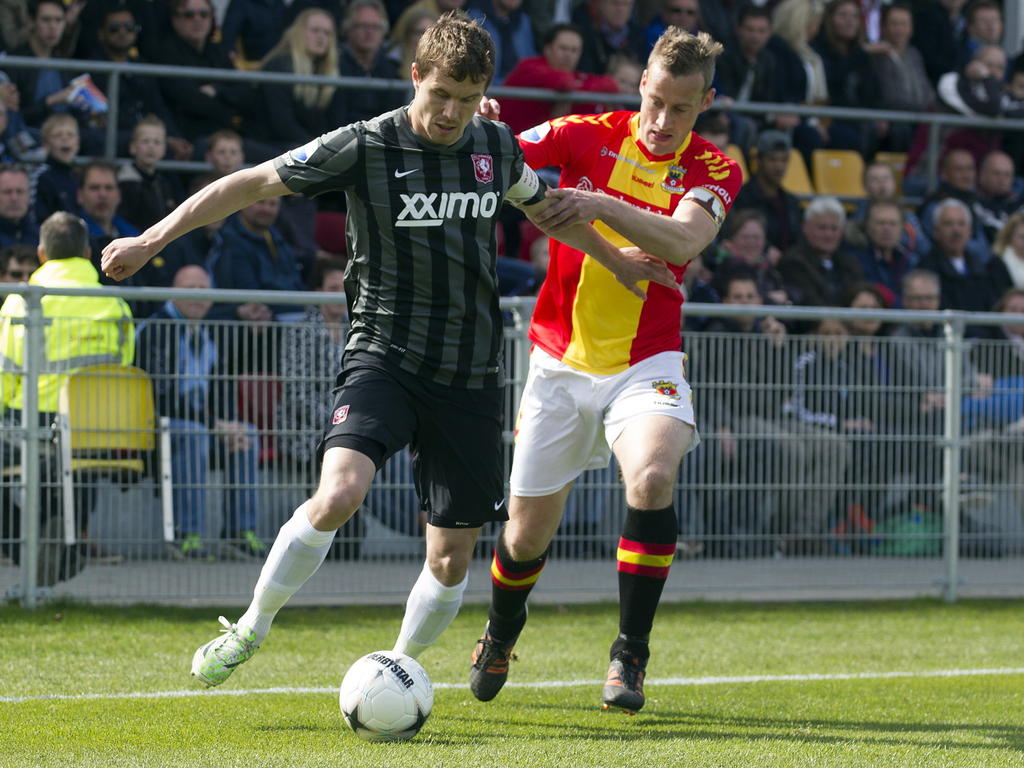 Andreas Bjelland (l.) in een duel met Go Ahead Eagles-speler Marnix Kolder. (12-04-2015)