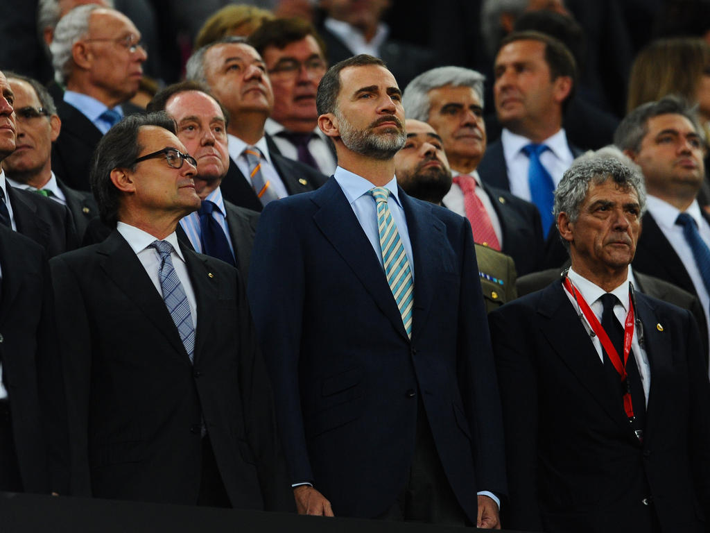 El Rey de España, Felipe VI, (ctr.) fue testigo de la sonora pitada al himno nacional. (Foto: Getty)