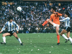 Dick Nanninga (m.) van het Nederlands elftal verliest de bal in de WK-finale tegen Argentinië. (25-06-1978)