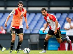 Marko Vejinović (l.) kijkt toe hoe Mitchell te Vrede tijdens de eerste training van Feyenoord voor de bal gaat. De middenvelder is nieuw bij de club, Te Vrede vertrekt hoogstwaarschijnlijk nog in de zomer. (28-06-2015)