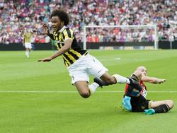 Rick Karsdorp maakt een tackle op Vitesse-speler Isaiah Brown (l.). De aanvaller wordt geraakt door de rechtsback van Feyenoord, maar de arbiter besluit geen penalty te geven. (23-08-2015)