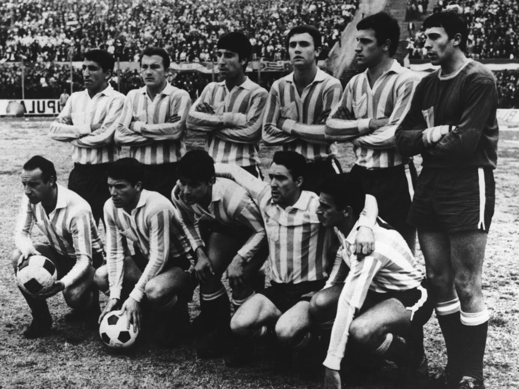 Cejas (dcha.) posa de pie junto al resto de Racing en el año 67. (Foto: Getty) Cejas (dcha.) posa de pie junto al resto de Racing en el año 67. (Foto: Getty)