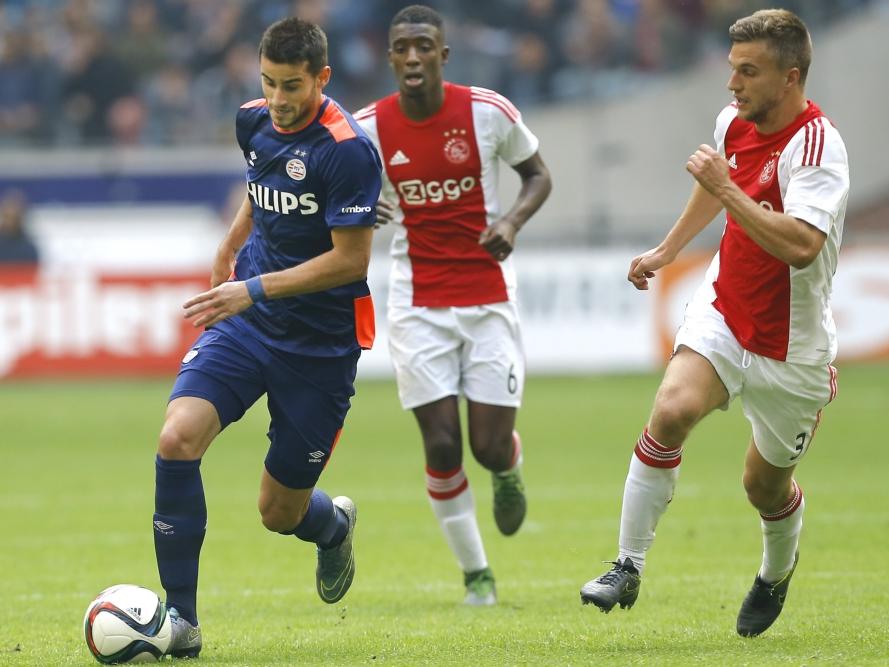 Gastón Pereiro (l.) is Riechedly Bazoer (m.) en Joël Veltman (r.) te snel af tijdens het competitieduel Ajax - PSV. (04-10-2015)