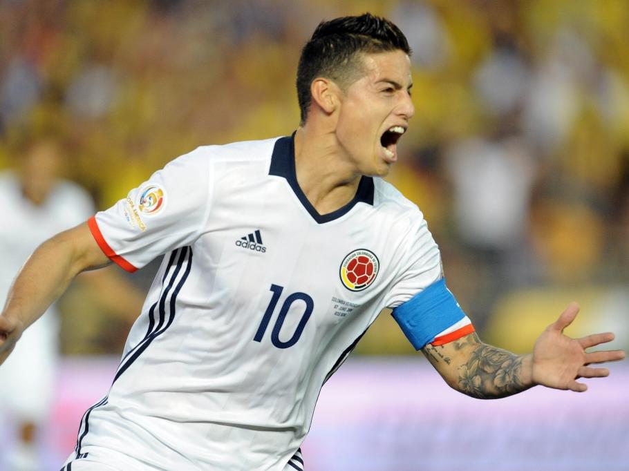 James Rodríguez is in extase tijdens het duel op de Copa Améric tussen Colombia en Paraguay (08-06-2016).
