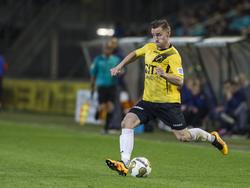Donny Gorter speelt een bal richting de zestien tijdens de competitiewedstrijd tegen Jong PSV. (15-04-2016)