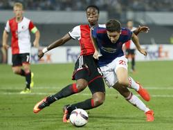 Terence Kongolo (l.) vecht een duel uit met Ander Herrera (r.) tijdens het Europa League-duel Feyenoord - Manchester United (15-09-2016).