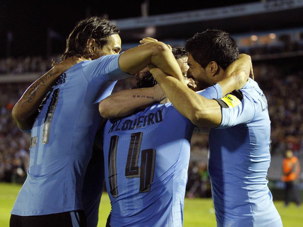 Cavani (izq.) y Lodeiro pusieron los goles de Uruguay. (Foto: Imago)