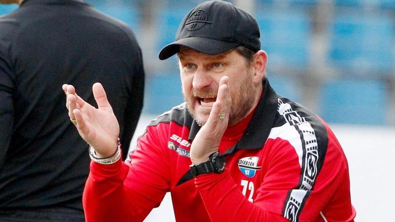 Paderborn-Coach Steffen Baumgart steigt mit seinem Team in die Vorbereitung auf die Bundesliga-Saison ein Paderborn-Coach Steffen Baumgart steigt mit seinem Team in die Vorbereitung auf die Bundesliga-Saison ein