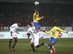 Sander van de Streek (m.) springt hoog en kopt SC Cambuur op een 2-1 voorsprong tegen NAC Breda. (25-11-2016)