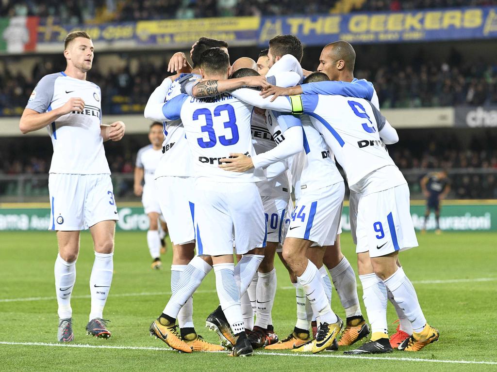 Los jugadores del Inter celebran uno de los tantos en campo del Hellas. (Foto: Getty)