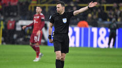 Referee Felix Zwayer will seine Karriere wohl doch fortsetzen