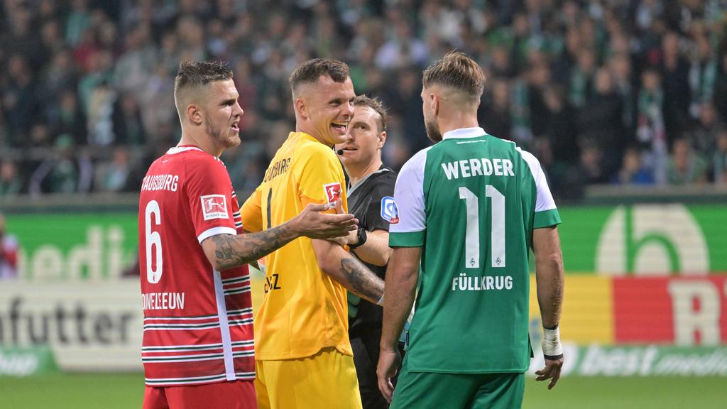 Augsburg-Torwart Gikiewicz (M.) machte sich in Bremen keine Freunde Augsburg-Torwart Gikiewicz (M.) machte sich in Bremen keine Freunde