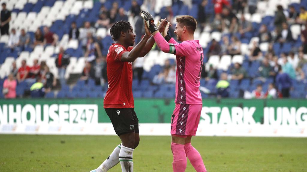Ron-Robert Zieler (r.) von Hannover 96 soll das Interesse des FC Liverpool geweckt haben Ron-Robert Zieler (r.) von Hannover 96 soll das Interesse des FC Liverpool geweckt haben