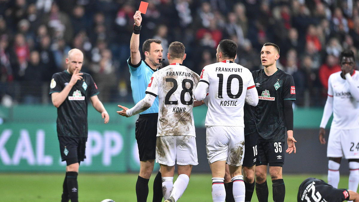 Filip Kostic sah im Pokalspiel gegen Werder Bremen die Rote Karte Filip Kostic sah im Pokalspiel gegen Werder Bremen die Rote Karte