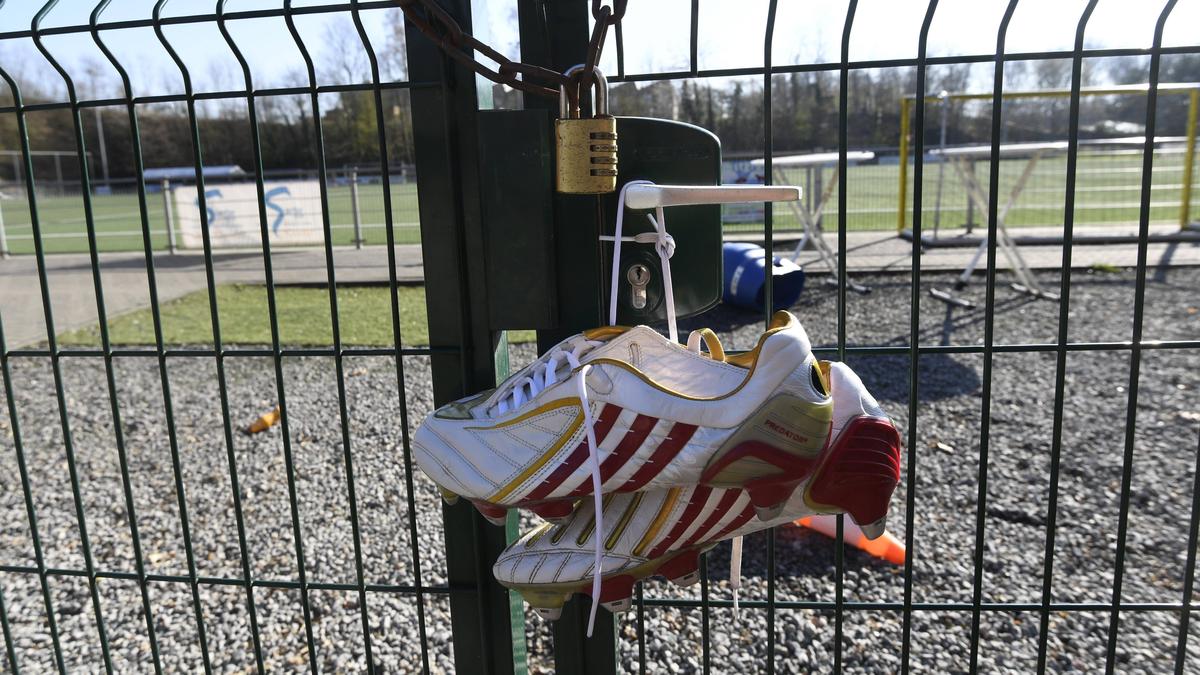 Die Corona-Pause stellt viele Fußball-Klubs vor wirtschaftliche Probleme Die Corona-Pause stellt viele Fußball-Klubs vor wirtschaftliche Probleme