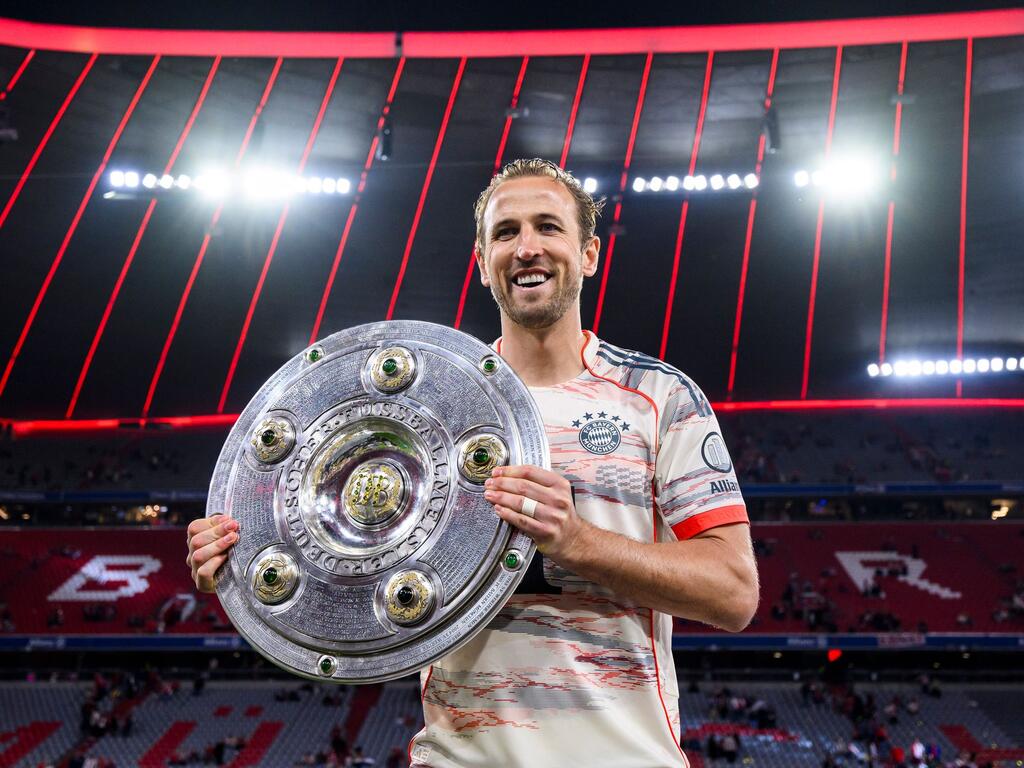 Harry Kane mit der Meisterschale Harry Kane mit der Meisterschale
