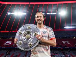 Harry Kane mit der Meisterschale