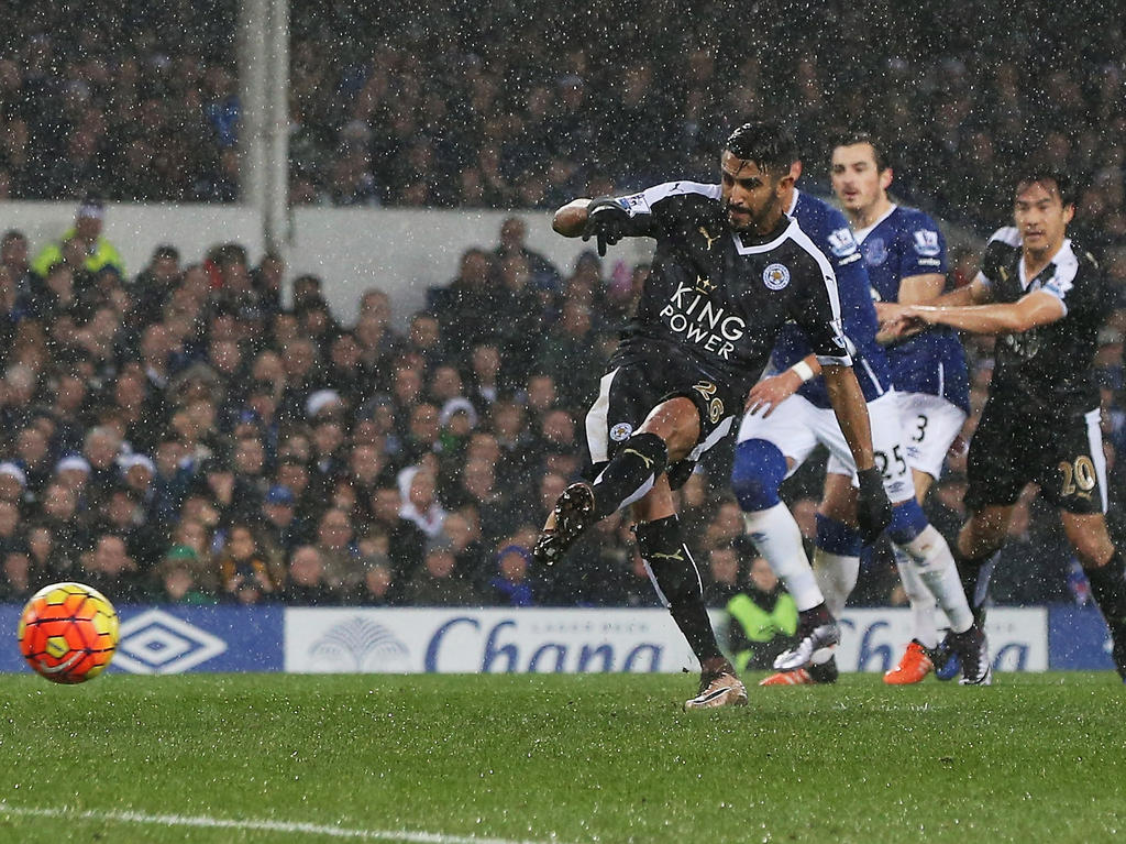Riyad Mahrez dio la victoria al Leicester en el partido de primera vuelta ante el Everton. (Foto: Getty)