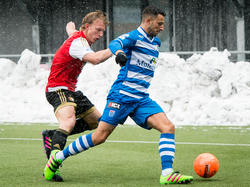Dirk Kuyt (l.) probeert Ouasim Bouy (r.) in de hoek vast te zetten tijdens de wedstrijd PEC Zwolle - Feyenoord. (14-02-2016)