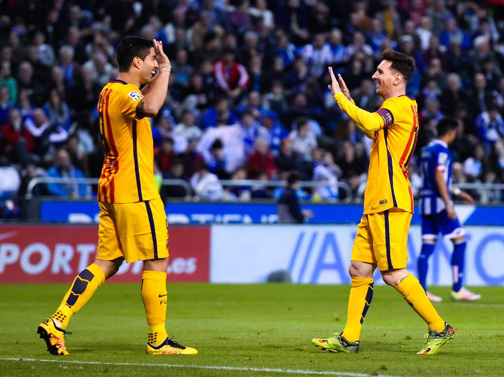 Barcelonas Luis Suárez (l.) und Leo Messi kommen in La Coruña nicht aus dem Feiern raus