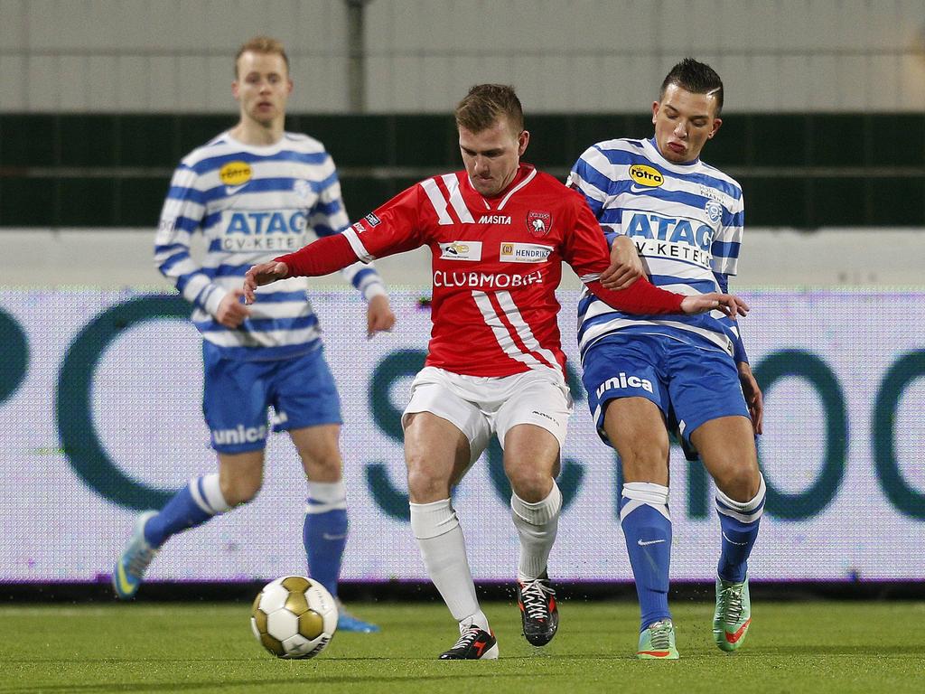 Brahim Darri (r.) in duel met Joep van den Ouweland (m.) tijdens FC Oss - De Graafschap. Brahim Darri (r.) in duel met Joep van den Ouweland (m.) tijdens FC Oss - De Graafschap.