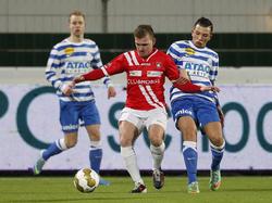 Brahim Darri (r.) in duel met Joep van den Ouweland (m.) tijdens FC Oss - De Graafschap.