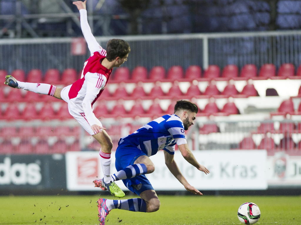 Robin Pröpper (r.) vliegt richting de bal tijdens het competitieduel Jong Ajax - De Graafschap. (20-12-2014)